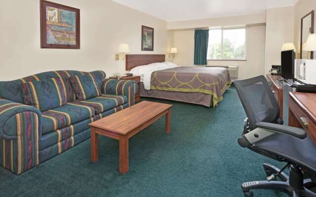 Super 8 by Wyndham Windsor