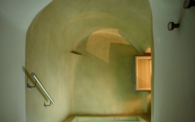 Oia Treasures Art Suites