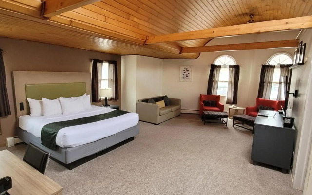 Pictured Rocks Inn & Suites