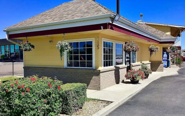 Super 8 by Wyndham Ontario