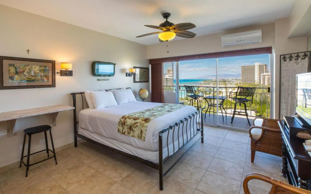 Waikiki Shore by OUTRIGGER