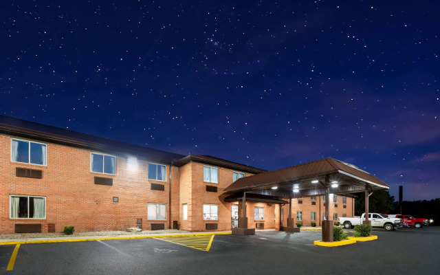 Super 8 by Wyndham Fairmont