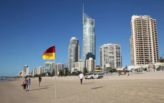 Bright 2 Bedroom Apartment in the Heart of Surfer's Paradise