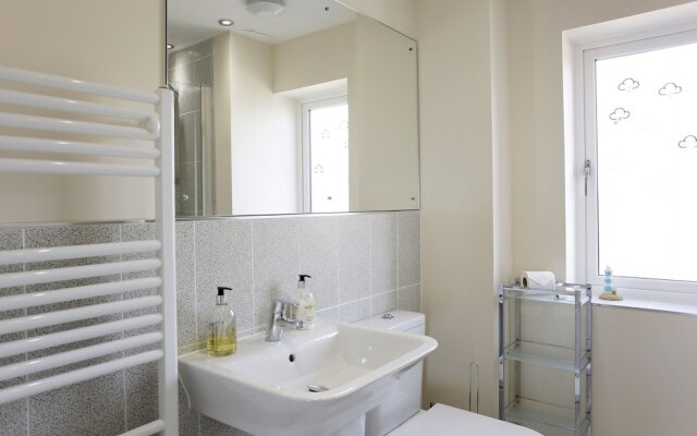 Modernly Furnished Holiday Home With Balcony, Near Felixstowe Beach