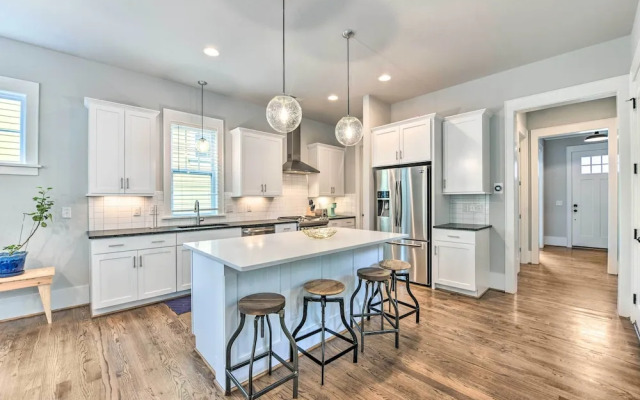 Modern Charlotte Home ~ 4 Mi to Downtown!