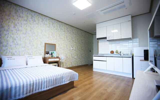 Flora Hostel Pension