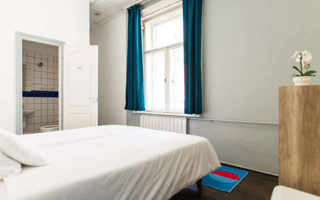2B Hostel & Rooms