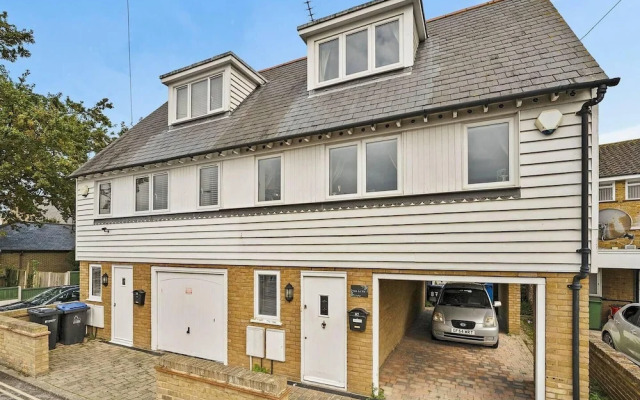 Perfect Location, dog Friendly Beautiful Home