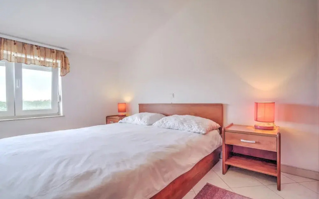 Elegant Apartment in Banjole near Fratarski Otok Island