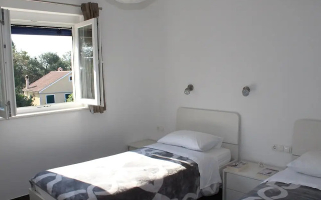 Spacious Apartment in Veli Rat With Courtyard