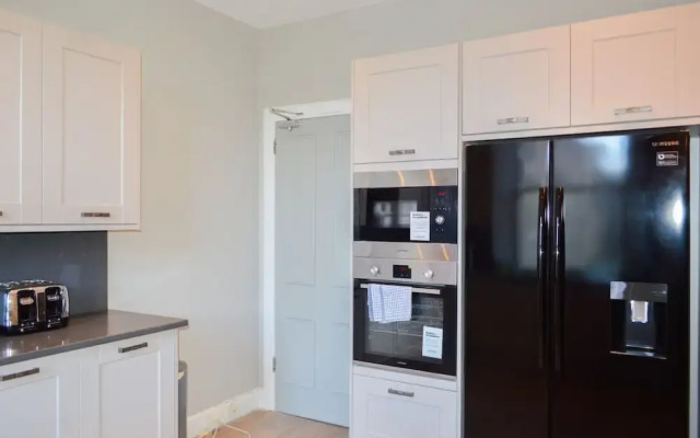 Spacious 3 Bedroom Flat in Marchmont