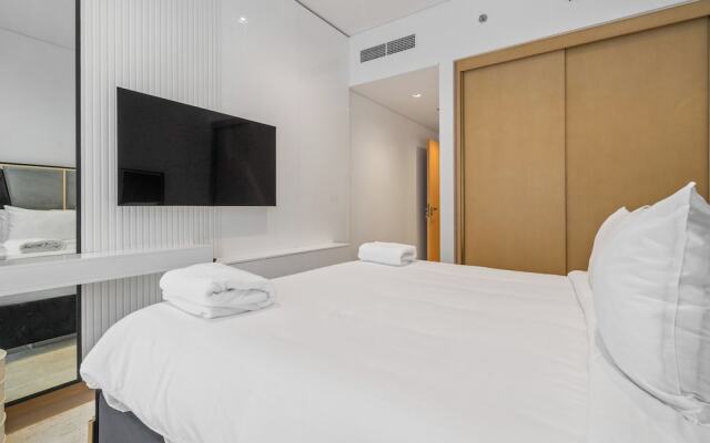 Elegant Apartment Amidst Vibrant Area with Balcony