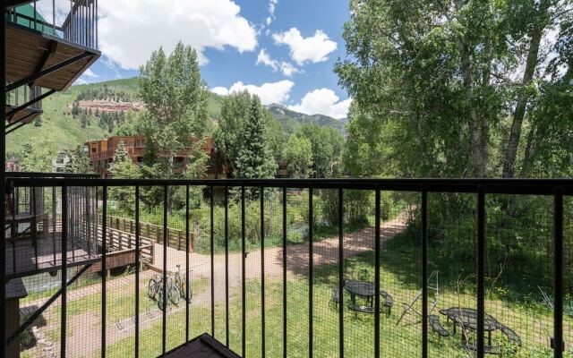Manitou Lodge 7 Hotel Room by Alpine Lodging Telluride