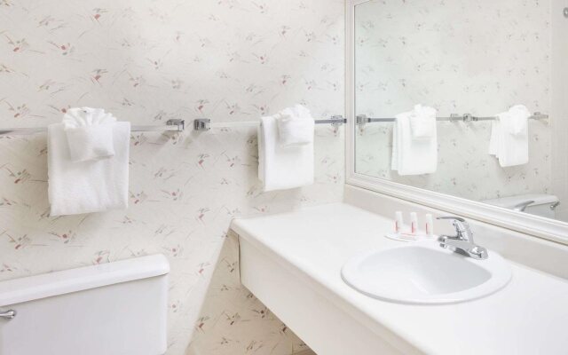 Travelodge Peoria Hotel and Conference Center