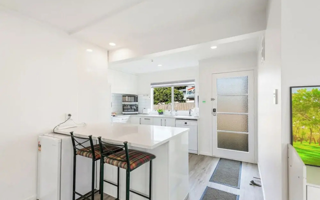 Spacious, Freshly Renovated 3Br Ellerslie Unit!