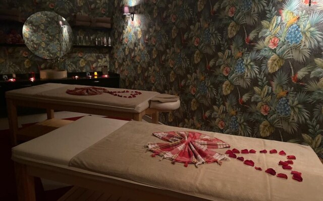 Shimall Deluxe Hotel