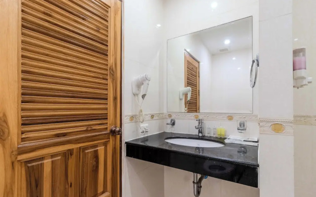 1BR with Pool &Gym Prime Location C233