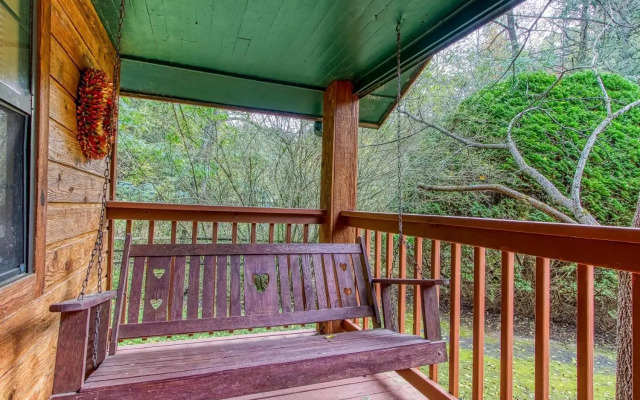 Cozy Creek Cabin