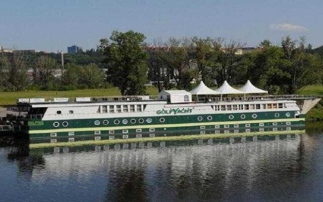 GreenYacht Hotel