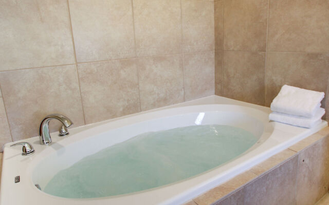 Cobblestone Hotel & Suites - Salem