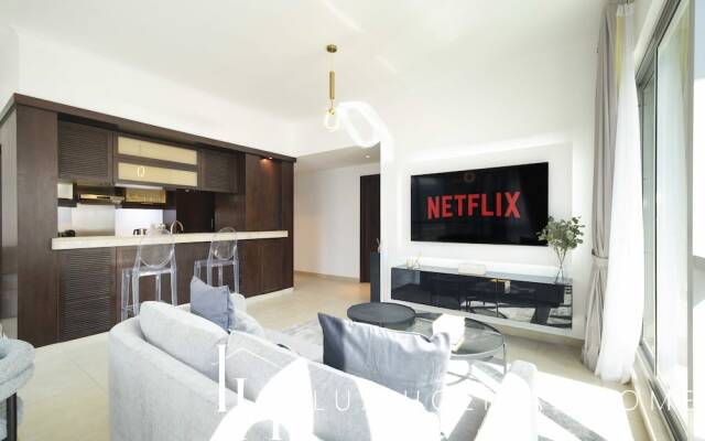 LUX  The Stunning Fountain View Suite