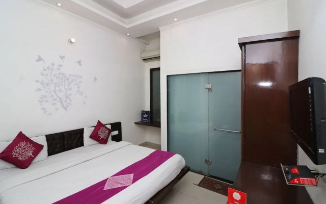 OYO 8349 Hotel Crown Palace