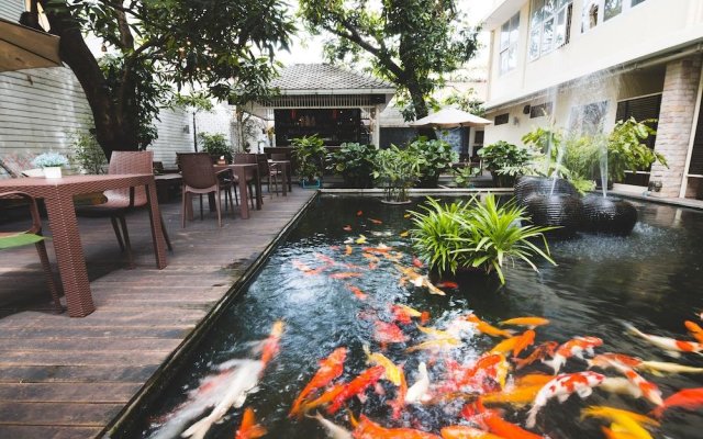 Feung Nakorn Balcony Rooms & Cafe