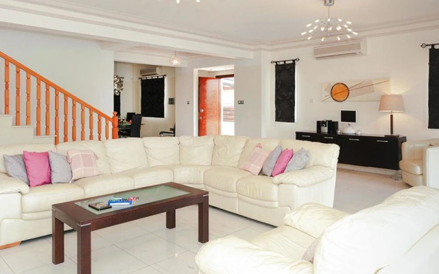 Oceania Paralimni in Paralimni