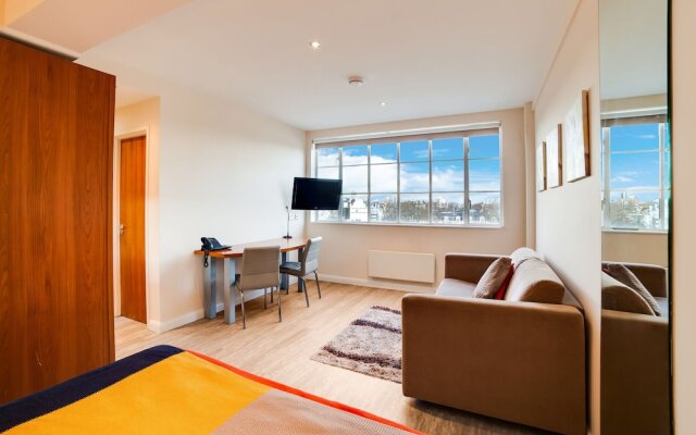 Captivating Studio in London With Jacuzzi