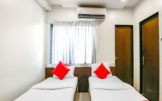 OYO 13810 Hotel The Gentleman