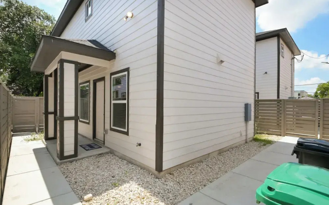 Private Townhouse: Close to Everything