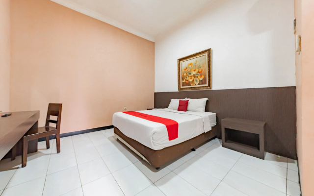 RedDoorz Near Kejaksan Station Cirebon