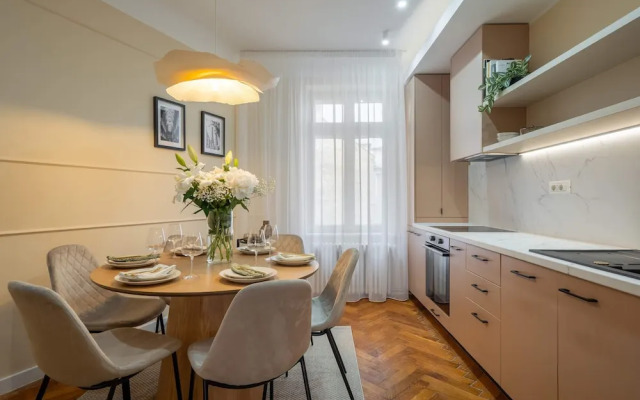 Elegant 3BR by the Romanian Athenaeum