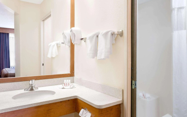 Travelodge by Wyndham Perry National Fairgrounds Area I-75