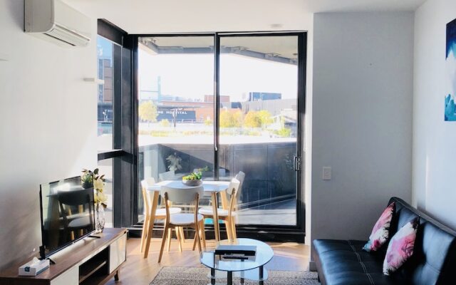 LVL 11 Cosy Apartment Near Lygon St