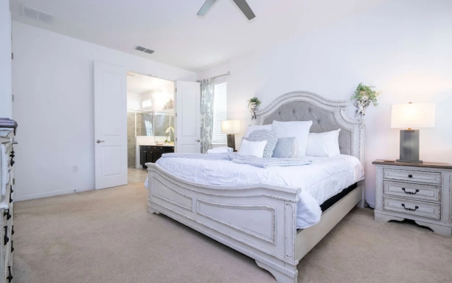 Spacious 6-bedroom Retreat Near Disney Parks