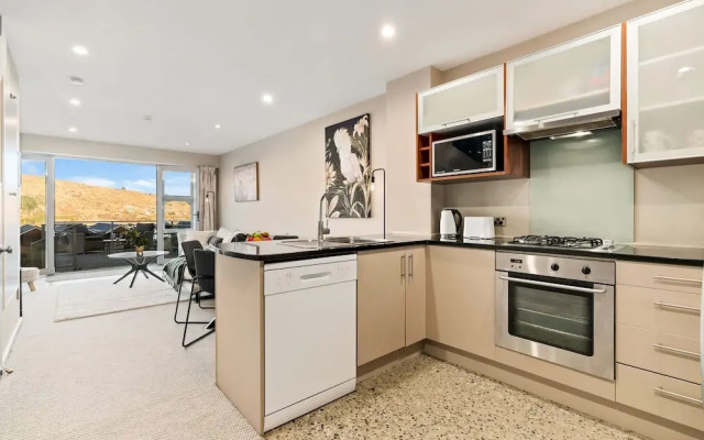 2-Bedroom Remarkables Apartment