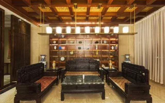 Rouhau White House Hotel