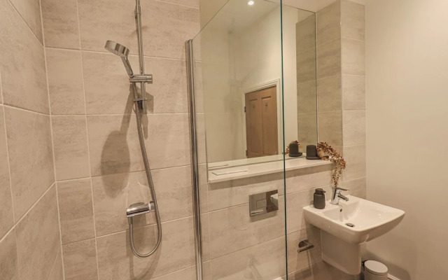 The Lucy Suite Stone Cross Mansion