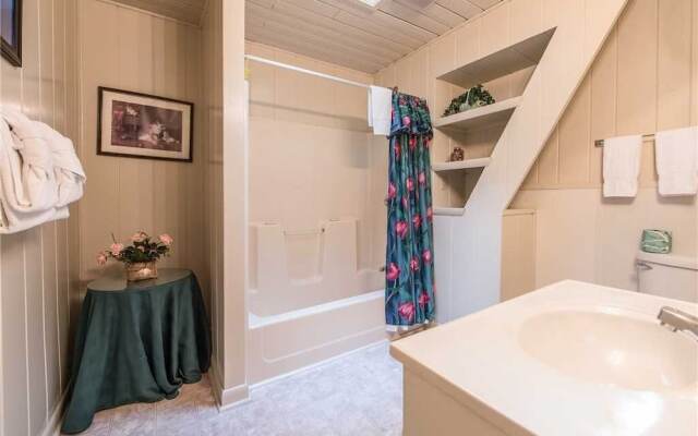 Echota 4 Bedroom Home with Hot Tub