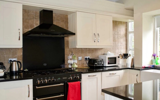 3 Bedroom Home With Garden Near Edinburgh New Town