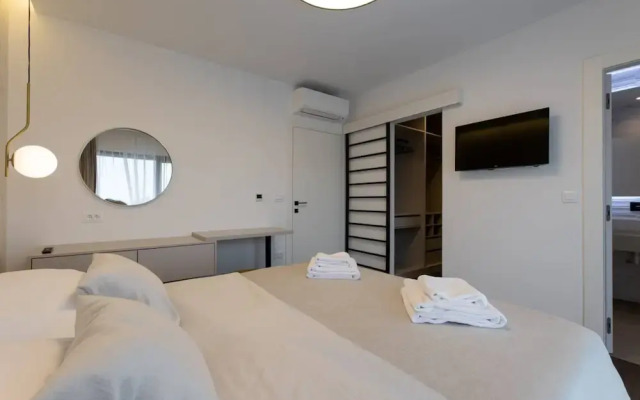 Moonlit Mirage Villa With Pool, Gym and Sauna
