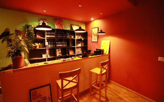 Huajianji Courtyard Home stay