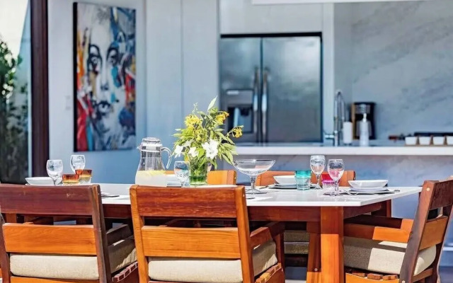 Family Beachside Villa With Hotel Amenities v7