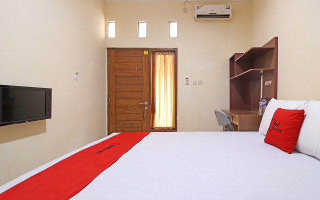 RedDoorz near Hartono Mall 3