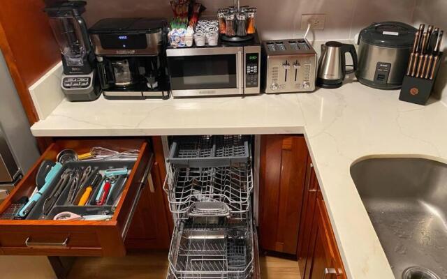 Luxury 2beds,2baths, free parking at Waikiki Beach