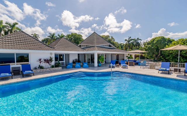 Magnificent 5-Bedroom Estate Villa, Sleeps 12