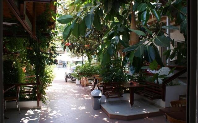 Nikos Hotel
