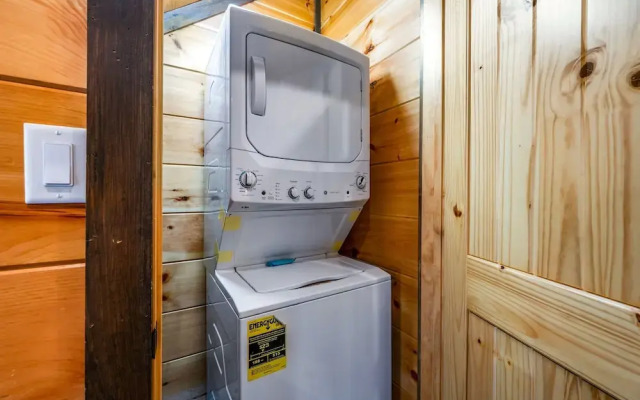 Mountain Skyy 3 Bedroom Cabin by RedAwning