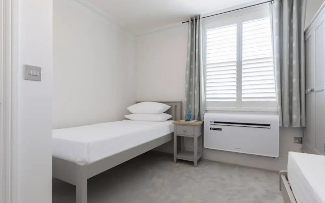 Crondace Road by Onefinestay